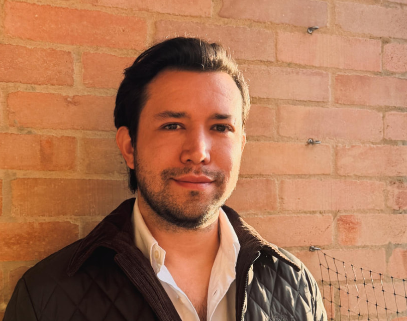Andrés, fundador de CUNU, de hombros hacia arriba