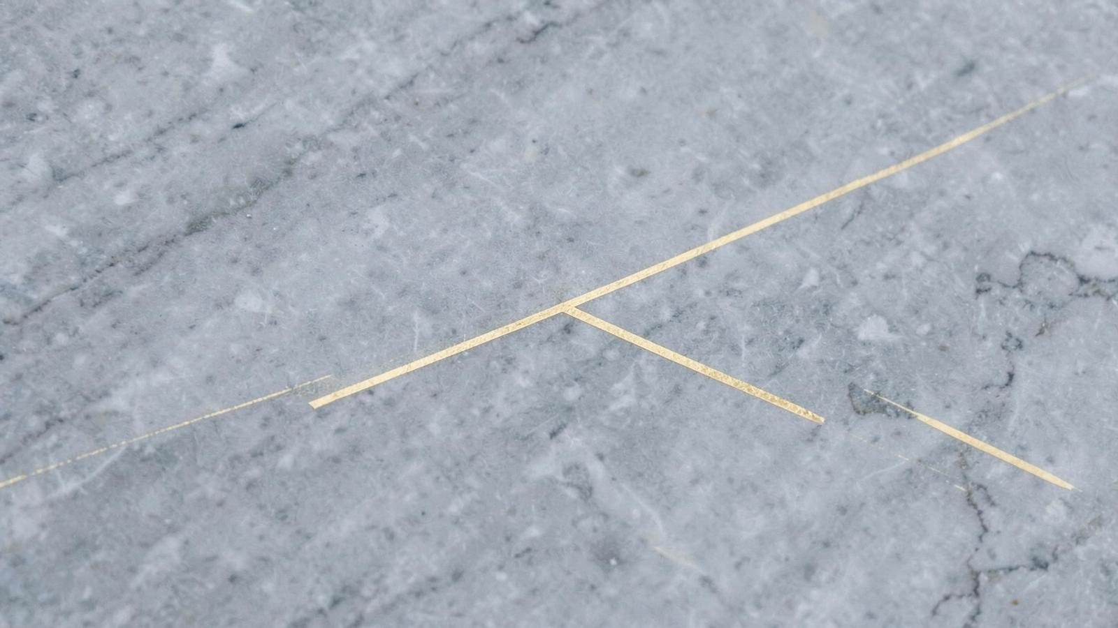 Textura mineral de mármol sobrio con una línea fina dorada